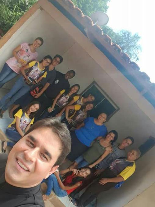 Depois, os missionários foram acolhidos pelos leigos da Comunidade de Lavrinhas e com eles, visitaram muitas famílias, rezando e o padre Jackson também atendeu confissões.