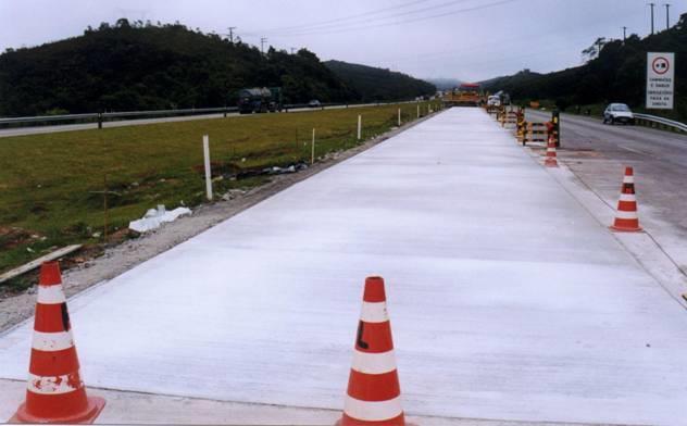 CUIDADOS COM A EXECUÇÃO DA CURA QUÍMICA A área concretada deverá ser sinalizada de modo a