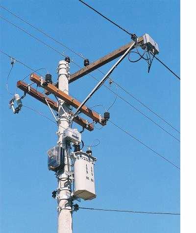 Em novembro de 2003, iniciamos a instalação de uma precursora da Rede Ampla, chamada Rede DAT Maior distância entre rede BT e poste Caixas de distribuição e ligações