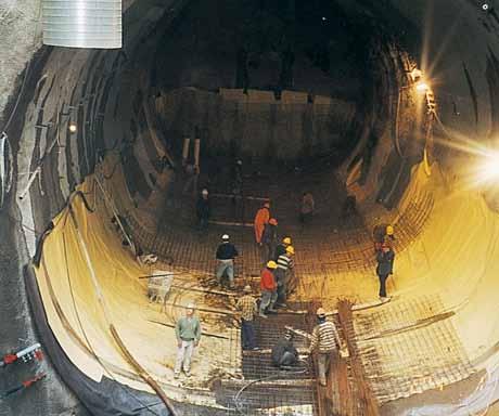 MOSCAVIDE E ENCARNAÇÃO, DA LINHA VERMELHA DO METROPOLITANO DE LISBOA BAREBRICK WORKS BETWEEN