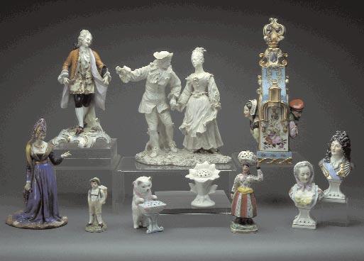 362 364 363 368 370 365 366 367 369 362 FIDALGO escultura em porcelana italiana de Nápoles, decoração policromada, séc. XIX, ligeiros defeitos, marcada Dim.