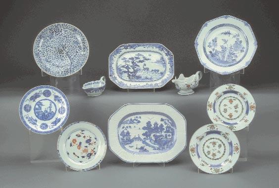 510 514 512 511 513 515 516 517 518 510 PRATO DE GRANDES DIMENSÕES EM PORCELANA DA CHINA, decoração a azul flores, reinado Kangxi, séc. XVII/XVIII cabelos e pequenas esbeiçadelas restauradas Dim.