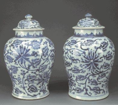 200 521 TRAVESSA EM PORCELANA DA CHINA, decoração a azul jardim oriental com mesa e objectos, reinado Qianlong, séc. XVIII, pequenas esbeiçadelas Dim.