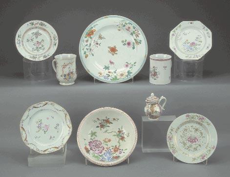 574 576 578 575 577 581 579 580 582 574 PRATO EM PORCELANA DA CHINA, Companhia das Índias, decoração policromada flores, reinado Qianlong, séc. XVIII, cabelo e esbeiçadelas Dim.