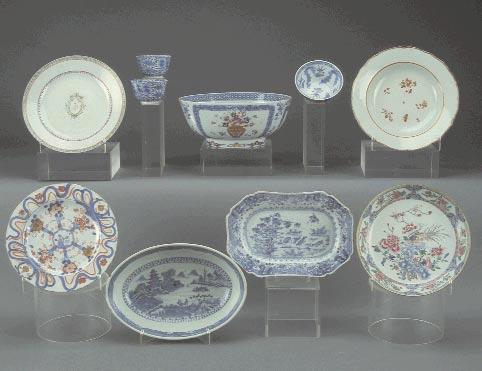 583 584 586 587 585 589 588 590 591 583 PRATO EM PORCELANA DA CHINA, Companhia das Índias, decoração policromada medalhão com flor, reinado Qianlong, séc. XVIII Dim.