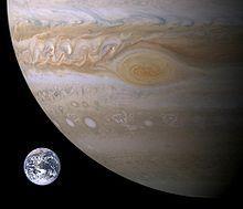 Diâmetro de Júpiter: aproximadamente 143.000 km Diâmetro da Terra: aproximadamente 13.