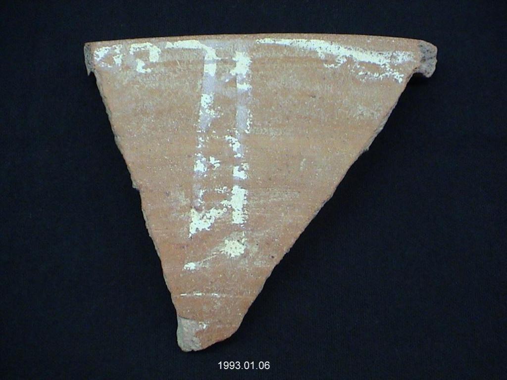 Figura 18 Fragmento de alguidar com pintura a branco na superfície interna, proveniente da U.E.