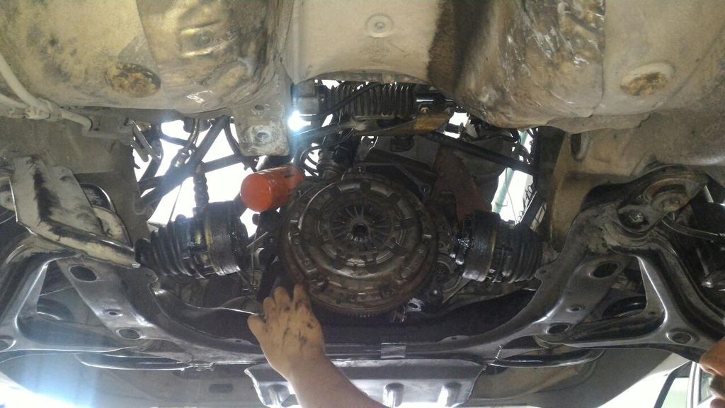 14 - Afrouxar e retirar os parafusos que fazem a fixação do câmbio ao motor.