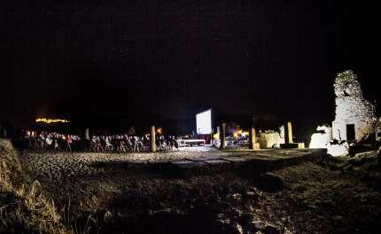 A quinta edição terminaria da melhor maneira, com a estreia de um novo palco do Festival: a cidade romana de Ammaia, onde exibimos a obra "A Nostalgia da Luz", do chileno Patricio Gusman.