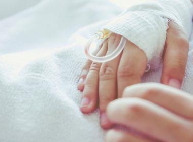 BAHIA Menina de quatro anos morre em Salvador com suspeita de meningite Uma criança de quatro anos morreu com suspeita de meningite em Salvador, na noite do dia 24 de agosto.