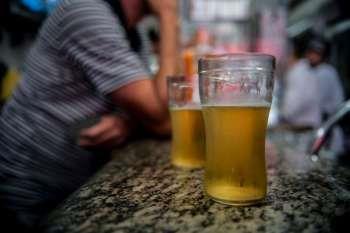 SÃO PAULO Estudo mostra ligação entre álcool e suicídio na faixa de 25 a 44 anos Um estudo feito pela Faculdade de Medicina da Universidade de São Paulo (USP) divulgado este ano em um jornal