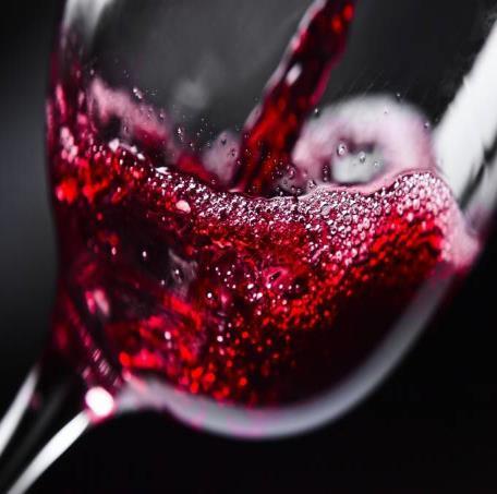 ESTADOS UNIDOS Uma taça de vinho já traz risco para a saúde Beber, mesmo que seja apenas uma taça de vinho ou um copo de cerveja por dia, é um risco para a saúde, segundo um amplo estudo sobre a