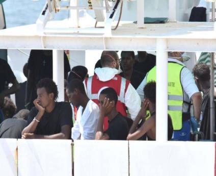 ITÁLIA Órgão ordena desembarque de 16 migrantes na Itália O Escritório de Saúde Marítima de Catânia ordenou o desembarque imediato de 11 mulheres e cinco homens a bordo do navio Diciotti, que está