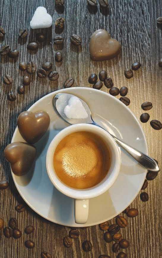 4 TOMAMOS UM CAFEZINHO? Um café é muito mais do que uma bebida agradável. Tem propriedades que conferem benefícios à saúde e um forte papel social enquanto aproximador de pessoas.