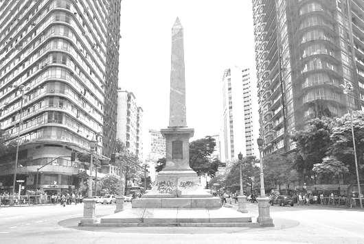 11. Observe as imagens abaixo, que mostram a Praça 7 de Setembro, conhecida como Praça 7, situada no centro da cidade.