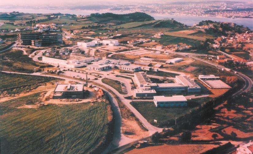 Em 1999, foram concluídos os edifícios de Engenharia Civil e de Ciências da Terra e, por fim, no século XXI, o edifício X e a Biblioteca, Figura 4.3.