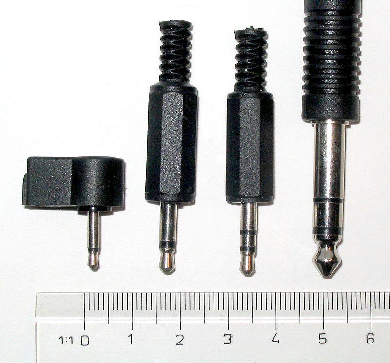 TRS Os conectores TRS possuem três contatos, sendo dois para o sinal e um para o aterramento do circuito. Entre estes, existem isolantes que evitam o contato entre partes.