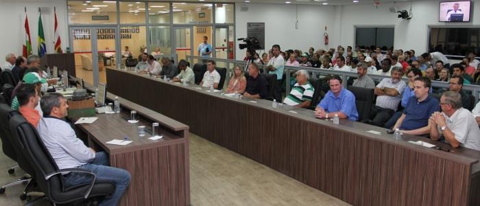 discutir e encaminhar questões relativas à industrialização do lixo em Blumenau e região (conforme fotos que seguem).