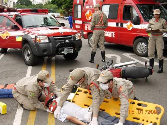 9º- Quando a vítima se encontrar na posição lateral, o socorrista 2 solta a mão da cintura pélvica da vítima e apalpa o dorso da vítima para uma avaliação mais criteriosa.