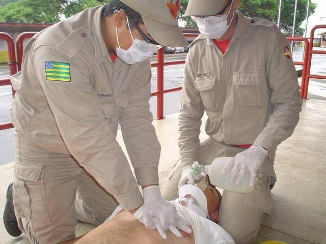 Foto ilustrando a posição correta dos socorristas.