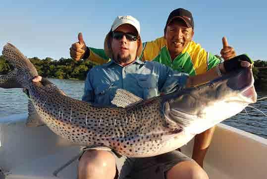 3- OS PEIXES DAQUI A pesca dos dourados e os grandes pintados na área acontece o ano todo!