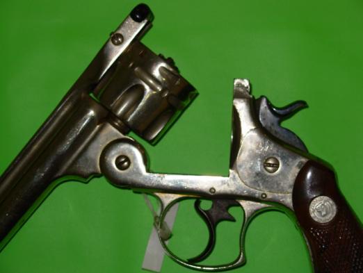 Ainda hoje são produzidos revólveres de armação rígida, como alguns modelos dos revólveres da indústria Ruger. Em 1870, a indústria Smith & Wesson fundada por Horacio Smith e Daniel B.