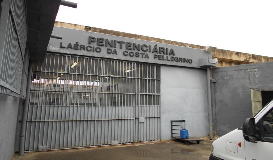 II Aspecto Externo Localizada dentro do Complexo Penitenciário de Gericinó, a Penitenciária Laércio da Costa Pellegrino chama atenção por ser muito menor do que as outras.