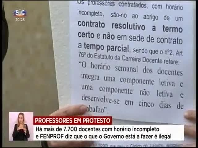 Esta tarde, no Porto, os docentes nesta situação manifestaram-se por uma