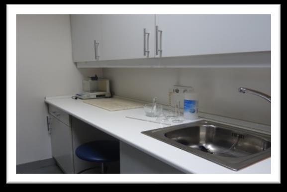 Laboratório: que corresponde a uma zona fisicamente separada, destinada à preparação de manipulados e de preparações extemporâneas (Figura 9).