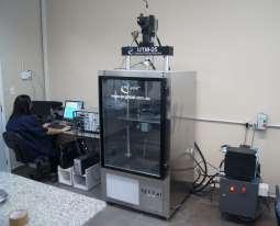 Esse equipamento é do tipo prensa servo-hidráulica UTM-25 (Universal Testing Machine) da IPC Global.