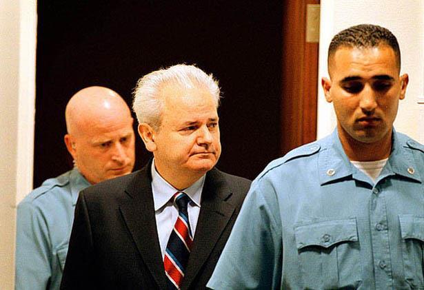 O ex-presidente iugoslavo e defensor da formação da Grande Sérvia, Slobodan Milosevic, deposto e preso após o
