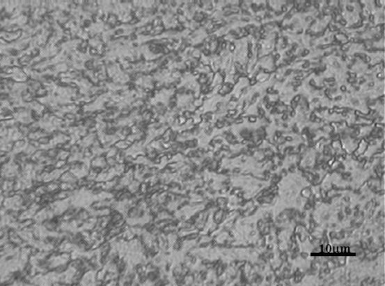 19 separa as plaquetas da ferrita bainítica, 10 e µm um segundo carboneto, que precipita a partir da ferrita saturada (BHADESHIA, 1999).