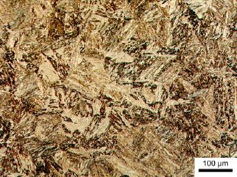 Os resultados mostraram que o material temperado apresentou grandes quantidades de carbonetos do tipo M 3 C formado dentro das placas de martensita, bem como nos contornos de grãos da austenita.