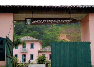 situação e ambiência Situada em área urbana, a Fazenda Valverde é acessada a partir da RJ-134, que corta a localidade de São José do Vale do Rio Preto de ponta a ponta.