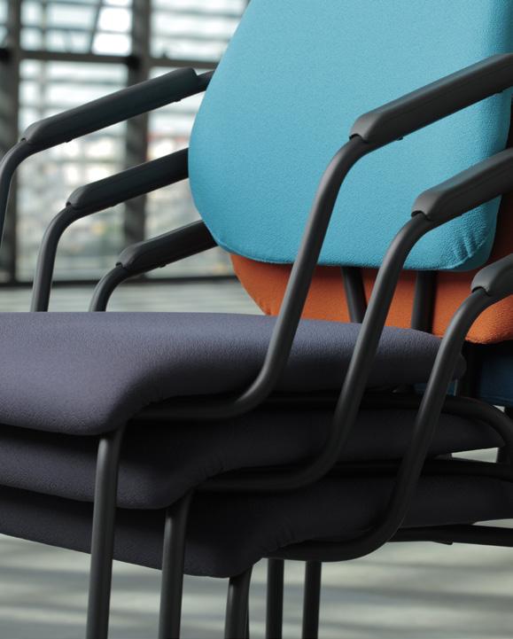 17 X 1 MODELO EMPILHAR Cadeiras empilháveis criadas para espaços que necessitam