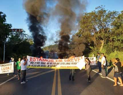 MONTES CLAROS Servidores/as da educação fizeram o bloqueio da BR 251, em Montes Claros, no dia 27/3/18, logo cedo e permaneceram por cerca de duas