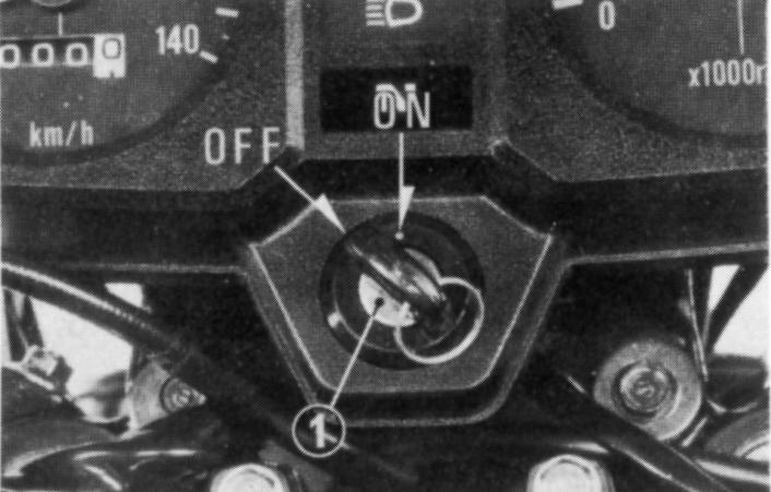 Interruptor de Ignição O interruptor de ignição (1) está posicionado abaixo do painel de instrumentos.