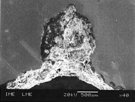 Foi realizada análise por MEV (Microscópio eletrônico de varredura) das regiões que apresentam pontos localizados de corrosão.