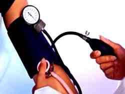 Antihipertensivos HIPERTENSÃO Pressão alta ocorre quando a pressão sistólica (pressão arterial quando o coração se contrai bombeando o sangue) em