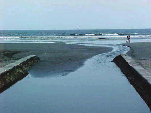 empilhamento sedimentar na pós-praia e soterramento de estruturas urbanas devido à migração do perfil praial rumo ao
