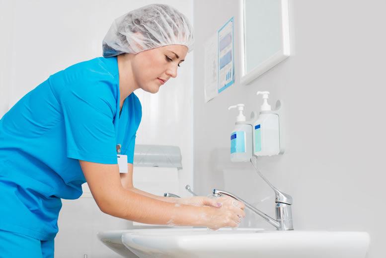 - Lavar as mãos antes e após realizar procedimentos, ao retirar