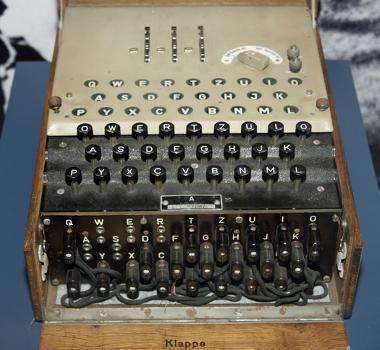 29 Figura 8 Máquina Enigma Fonte: Fernandes (2017) Para uma máquina de três rotores existem 26 26 26 ajustes possíveis dos misturadores, isto é, 17 576 maneiras de codificar/decodificar uma mensagem.
