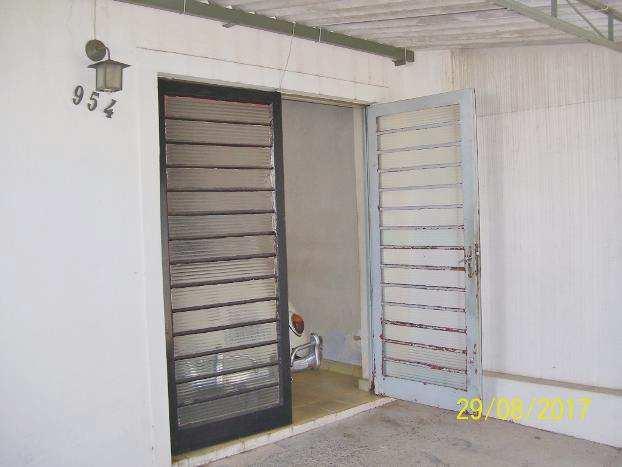 fls. 28 Garagem com porta e