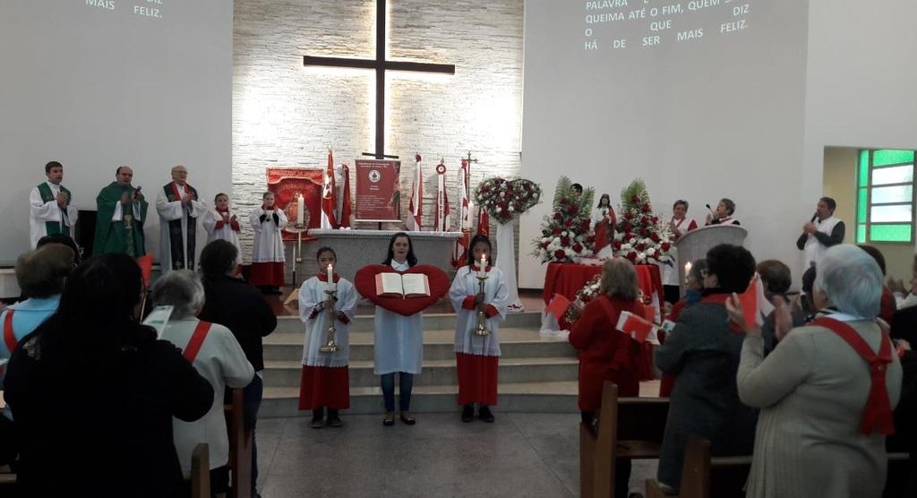 Guia Prático do Apostolado da Oração EM RESUMO, O QUE FAZ E O QUE DISTINGUE O APÓSTOLO DA ORAÇÃO? Como Apóstolos da Oração, quatro atitudes nos distinguem: -1 Os três momentos de oração.