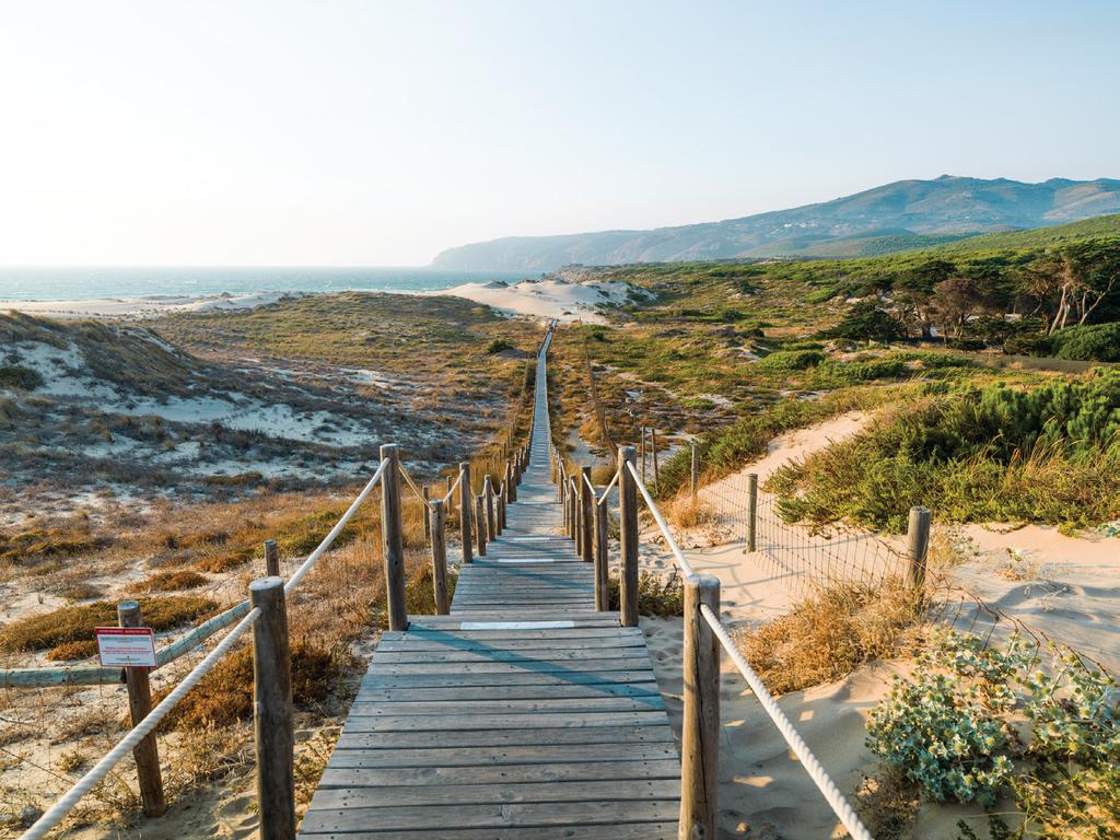 1 Quality of life inspired by nature Condomínio fechado composto por 88 casas, T1 a T6, localizado na Quinta Marinha, em Cascais, com arquitetura contemporânea e extensos jardins, inspirado na beleza