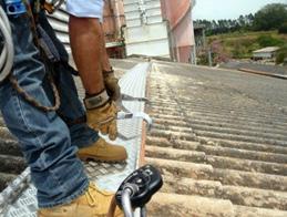 utilização de passarelas para telhados, apoiada sobre suportes resistentes, de modo a assegurar a adequada distribuição das cargas.