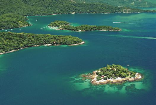 Conhecido por suas centenas de ilhas, o mar da Baía de Ilha Grande possui águas de temperatura sempre agradável e com cores que variam desde o azul turquesa até o verde esmeralda.
