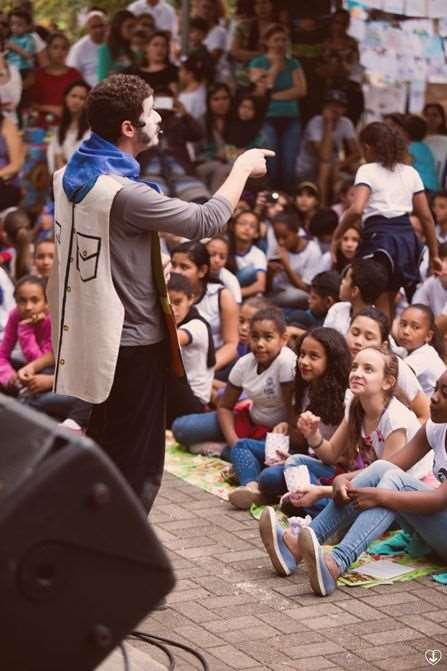 Sobre o Projeto Apresentados de forma gratuita, em escolas públicas municipais e em espaços abertos (praças, parques, etc.