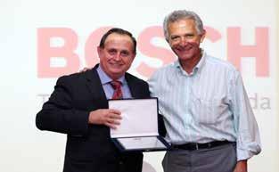 Durval Cunha Gasparetti, presidente em 2010/2011, recebe a placa de