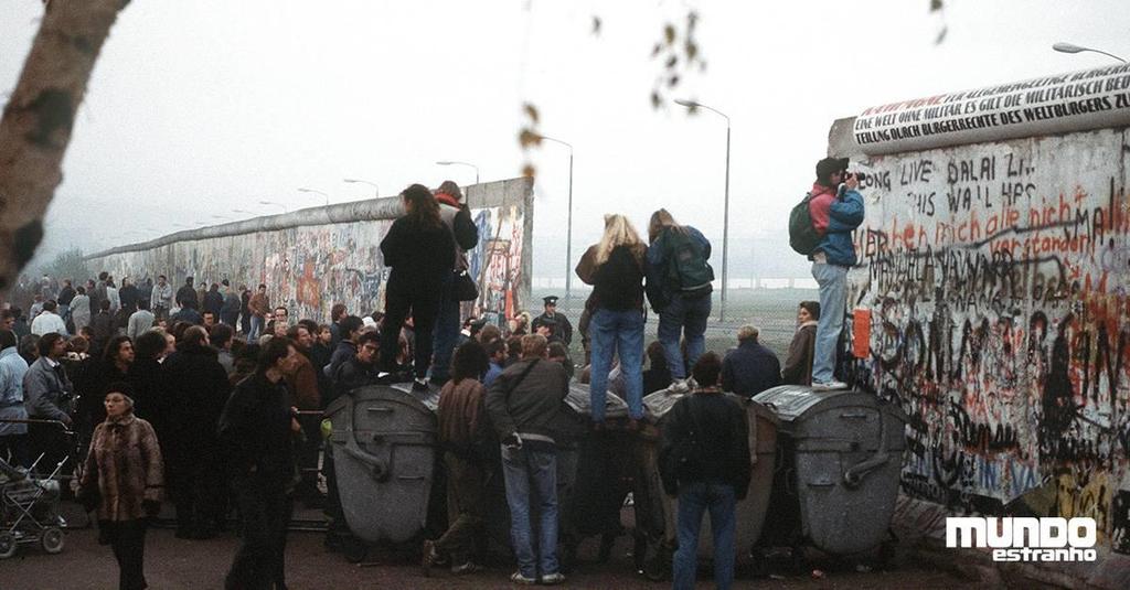 Questão 2) Ensina para a vida. Forma para Sempre. Queda do muro de Berlin, 1989.